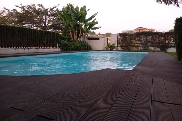 IVANDRY MASAY APPARTEMENT T2 MEUBLE EQUIPE DANS UNE RESIDENCE AVEC PISCINE -JARDIN ARBORE – GROUPE ELECTROGENE ET BELLE VUE SUR LE LAC  MASAY A 2 PAS D’ANKORONDRANO – REF 2026-IVA0706