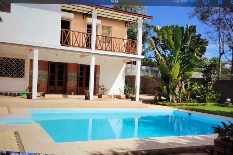 AMBATOBE GRANDE VILLA T4 AVEC GRAND JARDIN ARBORE ET PISCINE A 1 MINUTES DU LYCEE FRANCAIS – REF : 2026-AOBV0703
