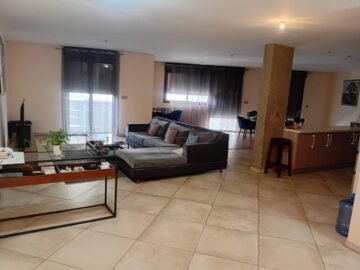 IVANDRY GRAND APPARTEMENT T3 MEUBLE EQUIPE DANS UNE RESIDENCE AVEC GROUPE ELCTROGENE ET ACTIVITE A 2 PAS DES ECOLES ET D’ANKORONDRANO – REF : 2026-IVA0708