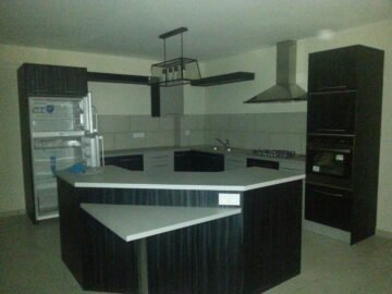 AMBATOBE – APPARTEMENTS T3 MEUBLéS DANS UNE RESIDENCE SECURISEE AVEC PISICNE CHAUFFEE – SALLE DE SPORT ET GROUPE LECTROGENE A 2 PAS DU LYCEE FRANCAIS – REF : 2026-AOBA0825