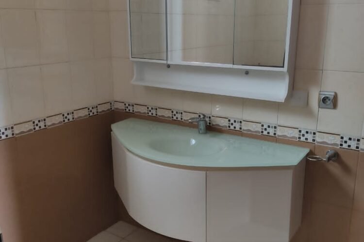 IVANDRY VILLLA T8 DE STANDING SEMI-MEUBLEE EQUIPEE AVEC JARDIN ARBORé ET GROUPE ELECTROGENE DANS UNE RESIDENCE SECURISEE A 1 MINUTE EN VOITURE DES ECOLES – REF : 2026-IVV0814