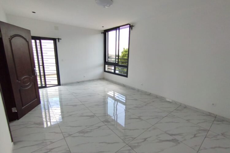 IVANDRY GRANDES VILLA MODERNES T6&T7 SEMI-MEUBLEE AVEC PISCINE – PETIT JARDIN PRIVATIFS  ET BELLE VUE DANS UNE RESIDENCE SECURISEE A 1 MINUTE DES ECOLES – REF : 2026-IVV0811