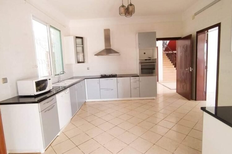 IVANDRY VILLLA T8 DE STANDING SEMI-MEUBLEE EQUIPEE AVEC JARDIN ARBORé ET GROUPE ELECTROGENE DANS UNE RESIDENCE SECURISEE A 1 MINUTE EN VOITURE DES ECOLES – REF : 2026-IVV0814