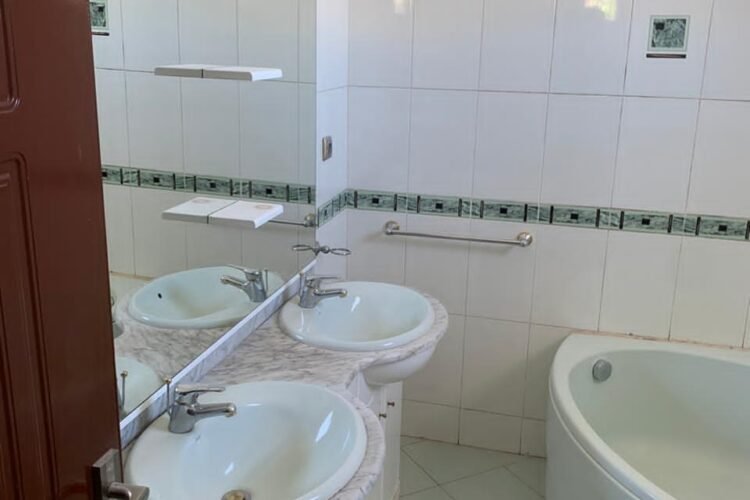 IVANDRY VILLLA T8 DE STANDING SEMI-MEUBLEE EQUIPEE AVEC JARDIN ARBORé ET GROUPE ELECTROGENE DANS UNE RESIDENCE SECURISEE A 1 MINUTE EN VOITURE DES ECOLES – REF : 2026-IVV0814