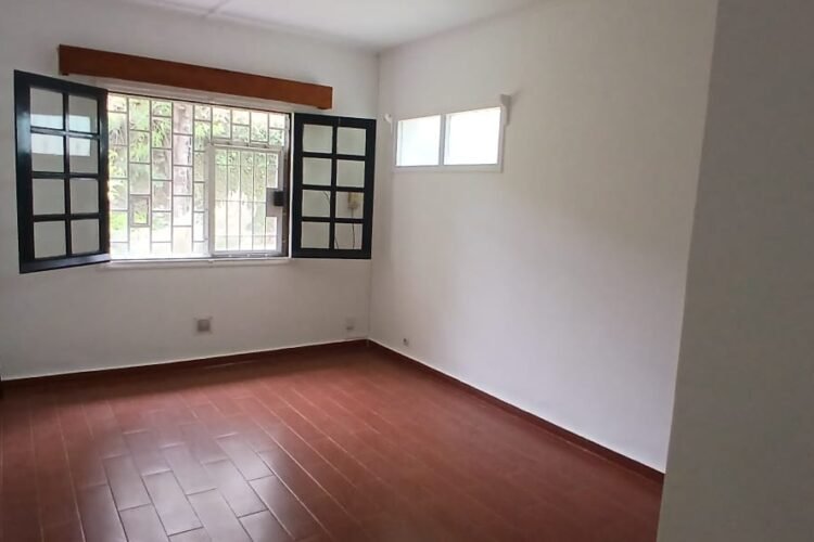 IVANDRY GRANDE VILLA BASSE T5 RENOVEE AVEC GRAND JARDIN ARBORE DE 1500M² DANS LE LOTISSEMENT BONNET – REF : 2026-IVV0821