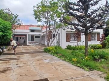 IVANDRY GRANDE VILLA BASSE T5 RENOVEE AVEC GRAND JARDIN ARBORE DE 1500M² DANS LE LOTISSEMENT BONNET – REF : 2026-IVV0821