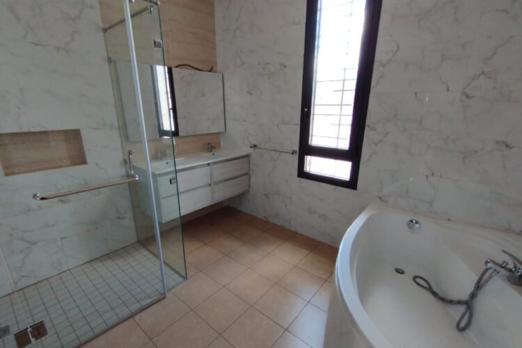 IVANDRY GRANDES VILLA MODERNES T6&T7 SEMI-MEUBLEE AVEC PISCINE – PETIT JARDIN PRIVATIFS  ET BELLE VUE DANS UNE RESIDENCE SECURISEE A 1 MINUTE DES ECOLES – REF : 2026-IVV0811