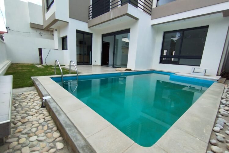 IVANDRY GRANDES VILLA MODERNES T6&T7 SEMI-MEUBLEE AVEC PISCINE – PETIT JARDIN PRIVATIFS  ET BELLE VUE DANS UNE RESIDENCE SECURISEE A 1 MINUTE DES ECOLES – REF : 2026-IVV0811
