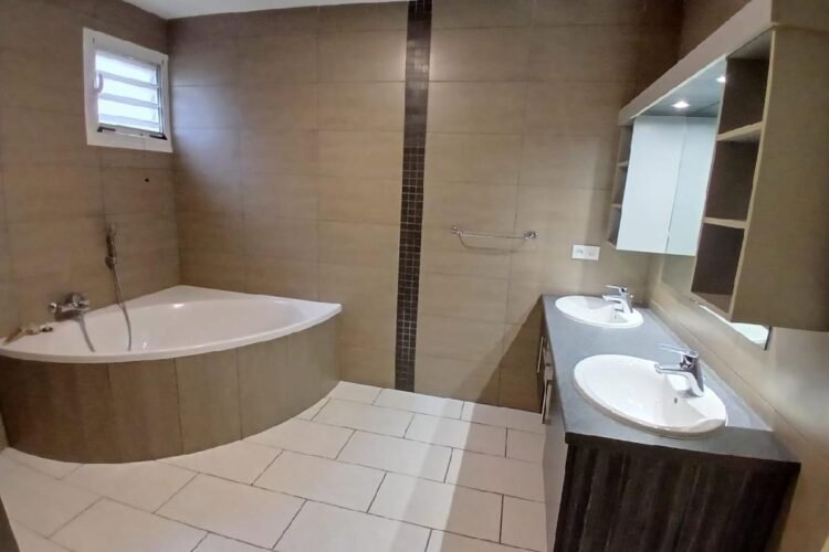 AMBATOBE – APPARTEMENTS T3 MEUBLéS DANS UNE RESIDENCE SECURISEE AVEC PISICNE CHAUFFEE – SALLE DE SPORT ET GROUPE LECTROGENE A 2 PAS DU LYCEE FRANCAIS – REF : 2026-AOBA0825
