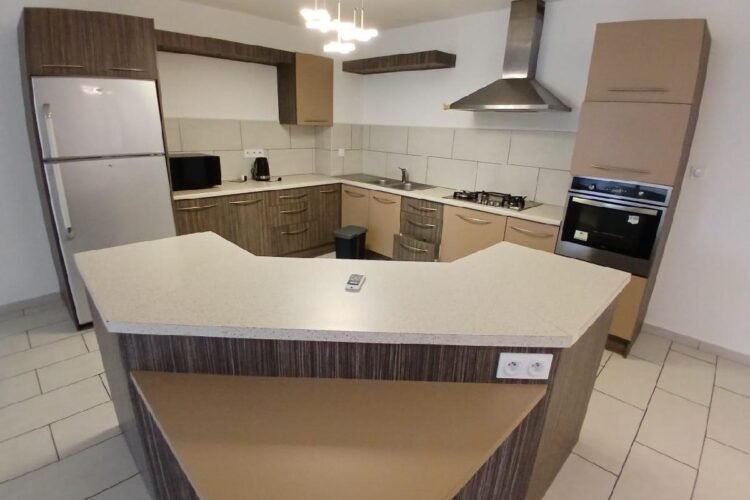 AMBATOBE – APPARTEMENTS T3 MEUBLéS DANS UNE RESIDENCE SECURISEE AVEC PISICNE CHAUFFEE – SALLE DE SPORT ET GROUPE LECTROGENE A 2 PAS DU LYCEE FRANCAIS – REF : 2026-AOBA0825