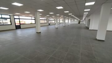 IVANDRY ALAROBIA – GRAND IMMEUBLE MODERNE 2570M² EN BAIE VITREE AVEC DES LOCAUX DE 389 à 2570M² AVEC GROUPE ELECTROGENE ET GRAND PARKING  EN BORD DE ROUTE PRINCIPALE – REF:2026-IVLC0916