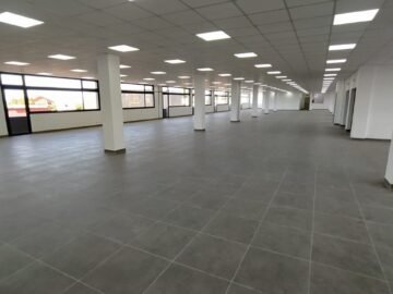 IVANDRY ALAROBIA – GRAND IMMEUBLE MODERNE 2570M² EN BAIE VITREE AVEC DES LOCAUX DE 389 à 2570M² AVEC GROUPE ELECTROGENE ET GRAND PARKING  EN BORD DE ROUTE PRINCIPALE – REF:2026-IVLC0916